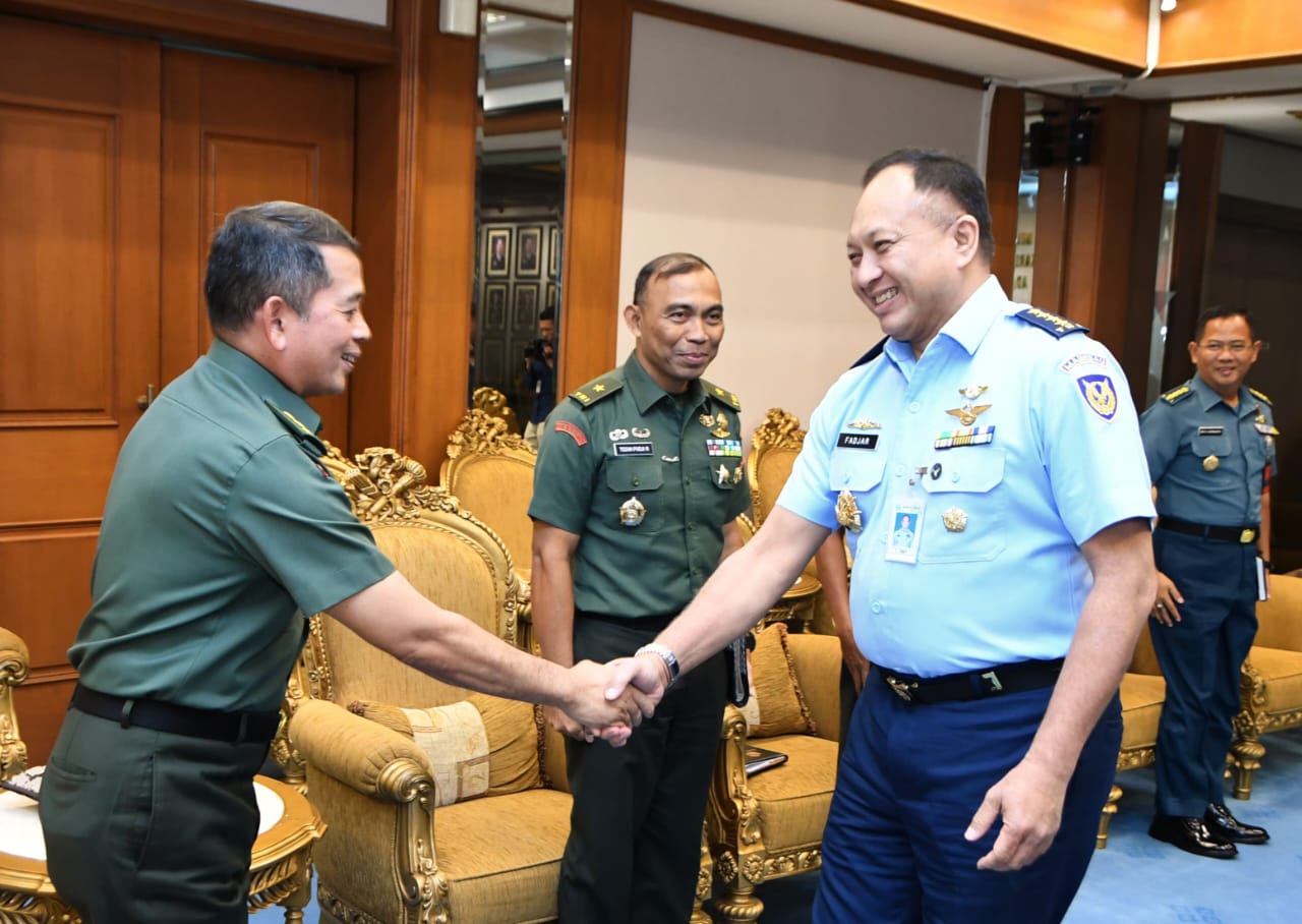 Tingkatkan Fungsi Penerangan TNI, Kapuspen TNI Kunjungi Kasau Awali Program Kerja 100 Hari Pertama
